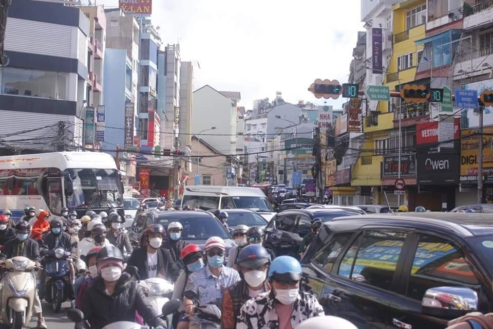 Tuy đã quá tải nhưng dòng người từ khắp nơi vẫn nườm nượp đổ về Đà Lạt chơi xuân. Ảnh Son Ha Luu