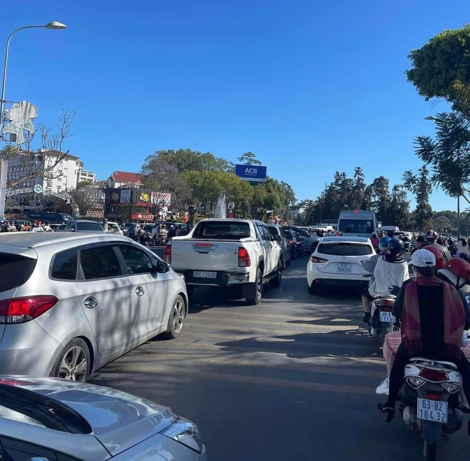 Phòng Văn hóa Thông tin TP.Đà Lạt (Lâm Đồng) cho biết, dự kiến trong mấy ngày tết sẽ có khoảng 72.000 lượt khách tới Đà Lạt. Con số này tăng thêm 71% so với dịp Tết Âm lịch năm 2021 và giảm 20% so với cùng kỳ năm 2020. Lượng khách quốc tế ước đạt 900 lượt. Ảnh Son Ha Luu