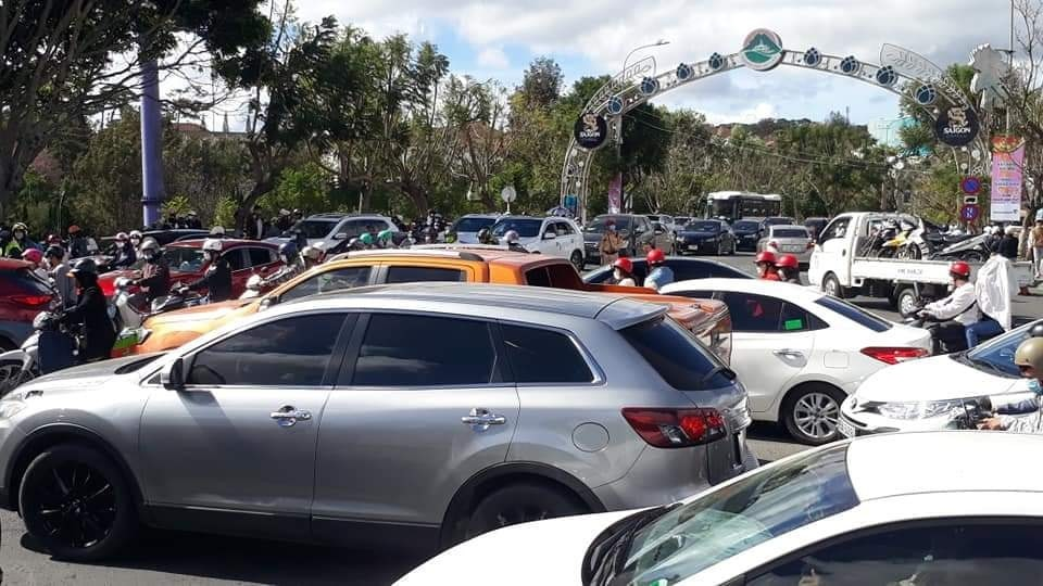 Ô tô, xe máy, du khách phải nhích từng chút một để di chuyển trong thành phố Đà Lạt. Ảnh Son Ha Luu