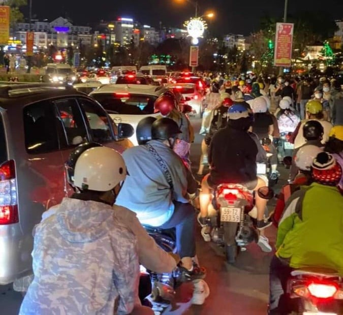 Không chỉ đông đúc ban ngày, vào thời điểm đêm xuống, lượng người đi du xuân Đà Lạt cũng rất đông. Ảnh Son Ha Luu