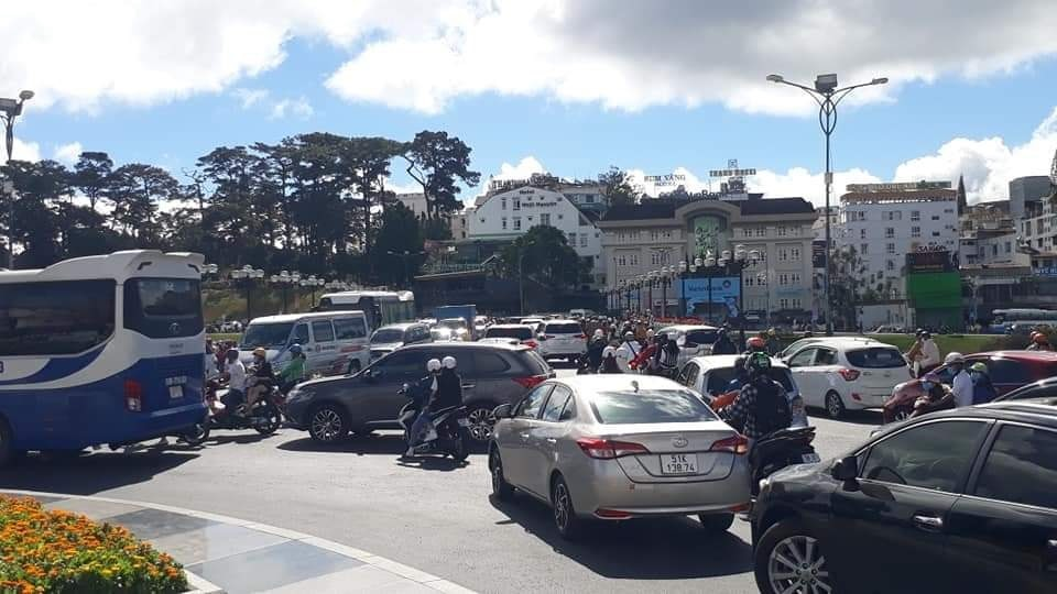 Toàn bộ các tuyến đường lớn nối Đà Lạt với TP.HCM, Nha Trang và các tỉnh Tây Nguyên đều đông đúc. Có người ví von đi du lịch Đà Lạt ngày tết là đi hành xác bởi tình trạng ùn tắc, chen lấy xô đẩy. Ảnh Son Ha Luu