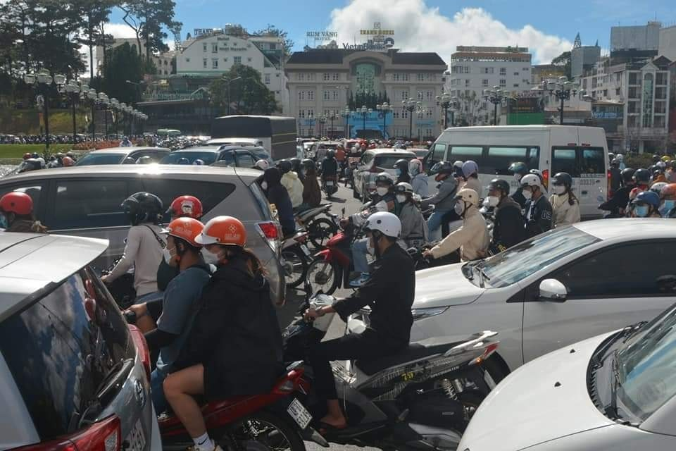 Mặc dù trước đó Đà Lạt đã lắp đặt nhiều trụ đèn tín hiệu giao thông nhưng cũng không thể điều tiết nổi trước áp lực về xe cộ quá lớn. Ảnh Son Ha Luu