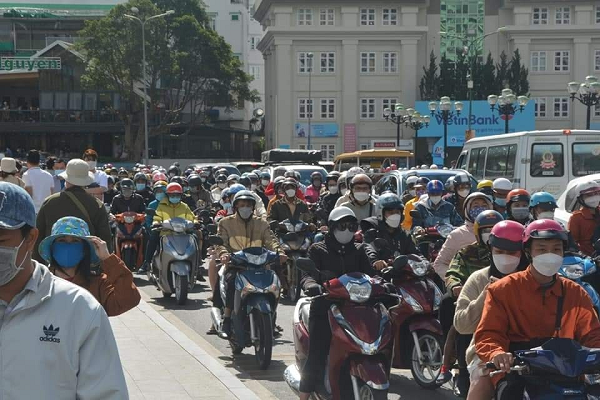 Mùng 4 Tết, nhiều tuyến đường chính trong nội thành Đà Lạt rơi vào cảnh quá tải, đường xá đông đúc. Ảnh Son Ha Luu