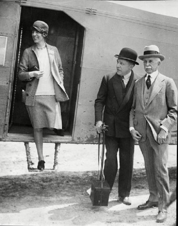 Tuy nhiên, cái chết của Alfred Loewenstein cũng trở thành một trong những bí ẩn gây nhức nhối trong lịch sử nước Mỹ hiện đại. Cụ thể, ngày 4/7/1928, Loewenstein lên máy bay riêng, khởi hành từ sân bay Croydon ở Anh để trở về Brussels, Bỉ.