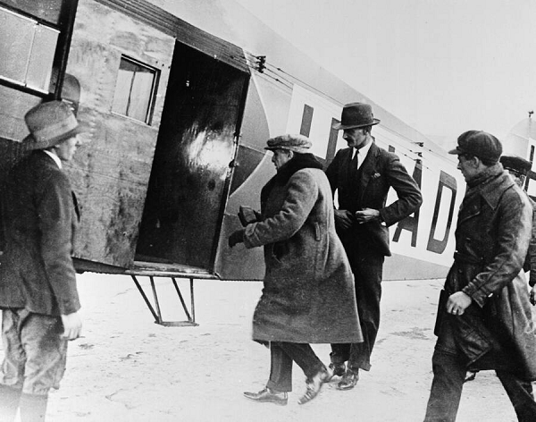 Sinh ngày 11/3/1877, tỷ phú giàu thứ 3 thế giới Alfred Léonard Loewenstein xuất thân từ một gia đình chủ ngân hàng thuộc tầng lớp thượng lưu. Ông đã gây dựng công ty thuỷ điện Société Internationale d’Énergie Hydro-Électrique, có mối liên hệ mật thiết với giới ngân hàng và nhắm mục tiêu vào các quốc gia đang phát triển trên toàn cầu.