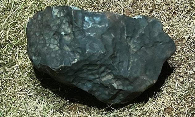 Trước đó, theo nghiên cứu của giới khoa học, thiên thạch Winchcombe rơi xuống nước Anh đầu năm 2021 là dạng thiên thạch cực hiếm thuộc nhóm CM của một nhóm thiên thạch lớn hơn gọi là chondrite carbon, những "hóa thạch" còn sót lại của buổi bình minh hệ Mặt Trời.