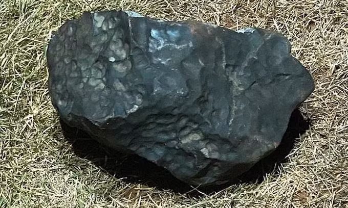 Trước đó, theo nghiên cứu của giới khoa học, thiên thạch Winchcombe rơi xuống nước Anh đầu năm 2021 là dạng thiên thạch cực hiếm thuộc nhóm CM của một nhóm thiên thạch lớn hơn gọi là chondrite carbon, những "hóa thạch" còn sót lại của buổi bình minh hệ Mặt Trời.