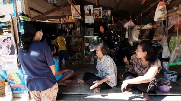 Vì chưa từng nhìn thấy con cá như vậy nên dân làng trong khu phố tin rằng loài cichlid vàng và cichlid bạch tạng này sẽ mang lại may mắn. Vì vậy họ đã cho chúng vào lọ rồi thắp nhang và cầu xin những con số may mắn từ con cá nói trên với hy vọng trúng số.