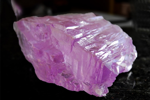  Đá Kunzite thuộc họ khoáng chất Spodumene có màu hồng nhạt đến tím. Kunzite có màu sắc tinh tế nhờ một lượng nhỏ mangan. Như với tất cả các loại đá quý có màu, màu sắc thực sự quyết định giá cả và các tông màu đậm hơn sẽ có giá cao hơn.