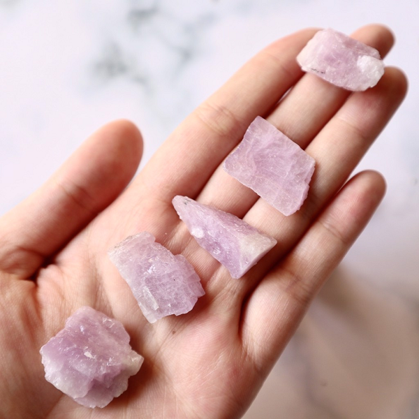 Giá trị của đá Kunzite dựa trên màu sắc và độ trong của đá. Kunzite là khoáng vật thường ít khi lẫn tạp chất, vì vậy những viên đá có màu đậm và sáng, không lẫn các tạp chất mới có giá trị cao.
