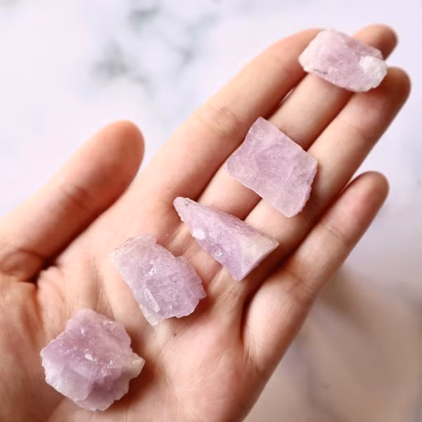 Giá trị của đá Kunzite dựa trên màu sắc và độ trong của đá. Kunzite là khoáng vật thường ít khi lẫn tạp chất, vì vậy những viên đá có màu đậm và sáng, không lẫn các tạp chất mới có giá trị cao.