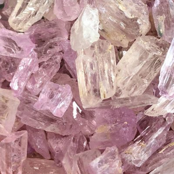 Thực tế, viên đá quý mà anh chàng này tìm thấy được gọi là tinh thể Kunzite (hay còn gọi là đá Kunzite). Kunzite là loại đá còn khá "trẻ" trong lĩnh vực đá quý và chỉ được phát hiện vào năm 1902 bởi chuyên gia đá quý đồng thời là thợ kim hoàn nổi tiếng George Frederick Kunz.