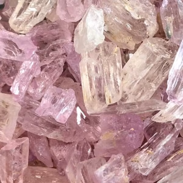 Thực tế, viên đá quý mà anh chàng này tìm thấy được gọi là tinh thể Kunzite (hay còn gọi là đá Kunzite). Kunzite là loại đá còn khá "trẻ" trong lĩnh vực đá quý và chỉ được phát hiện vào năm 1902 bởi chuyên gia đá quý đồng thời là thợ kim hoàn nổi tiếng George Frederick Kunz.