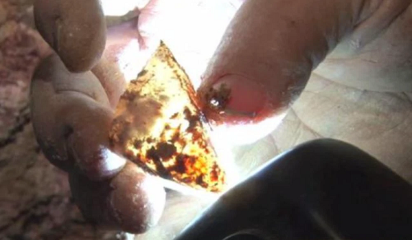 Anh chàng đến một cửa hàng bán đồ trang sức gần nhà và bất ngờ khi biết rằng viên đá mà anh nhặt được thực sự là một loại đá quý có giá trị khá cao.