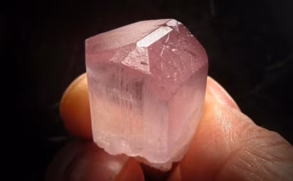 Trong một lần đi leo núi thám hiểm, một thanh niên đã tình cờ nhìn thấy viên đá phát sáng trông vô cùng đẹp. Thanh niên này không hề nhận ra giá trị thực sự của hòn đá nhưng vì thấy nó đẹp nên anh quyết định mang về nhà.