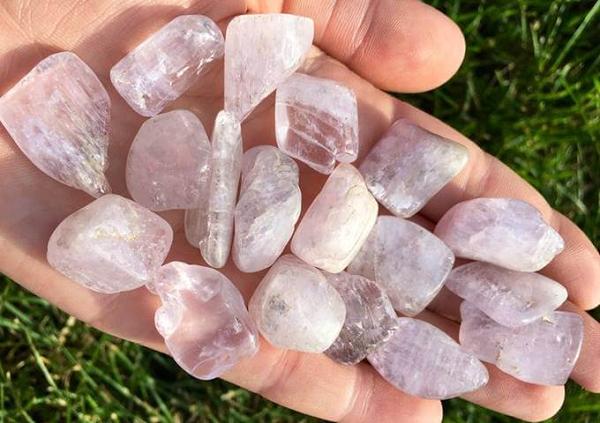 Nó là một loại đá trong suốt với độ bóng cao. Kunzite có được màu hồng hoa cà tuyệt đẹp nhờ sự hiện diện của mangan trong đá. Được biết, đá Kunzite có màu hồng nhạt hoặc tím.