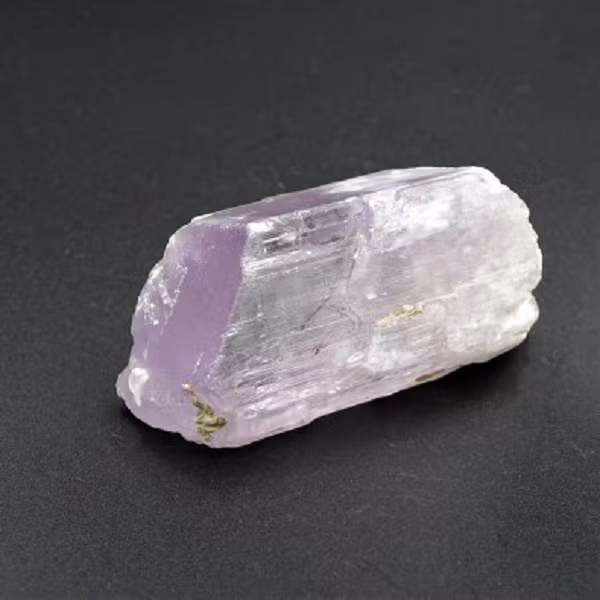 Một chiếc nhẫn 47 cara làm từ Kunzite tuyệt đẹp được bán với giá 410.000$ trong 1 buổi đấu giá ở Mỹ vào năm 1996. Đây là chiếc nhẫn tổng thống Kennedy từng mua để tặng cho vợ của mình.