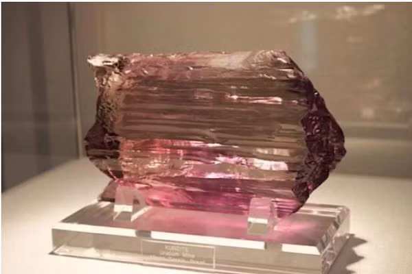 Ngoài đá Kunzite hồng thì còn có Kunzite vàng và Kunzite xanh nhưng nó chỉ là tên gọi để phân biệt từ khoáng vật spodumene.