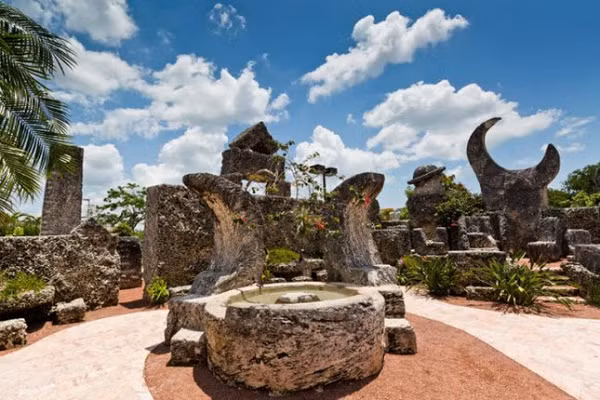Lâu đài Coral Castle, Homestead, Florida, Mỹ l địa điểm bí ẩn chưa có lời giải đáp. Mọi người vẫn không hiểu tại sao một mình người di cư tên Edward Leedskalnin có thể tự xây lâu đài với các tảng đá vôi không lồ. Một số khối đá nặng tới 15 tấn.