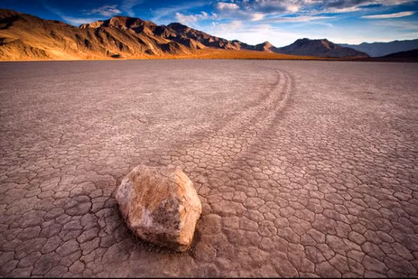 Hồ Racetrack Playa, bang California, Mỹ nằm tại Thung lũng chết ở bang California, hồ Racetrack Playa nổi tiếng với phong cảnh đẹp và bí ẩn chưa có lời giải đáp. Nơi đây có các tảng đá tự chuyển trên đáy hồ khô cạn.
