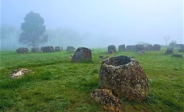 Cánh đồng Chum (Lào) là một thắng cảnh khảo cổ học ở tỉnh Xiêng Khoảng. Hàng nghìn chiếc chum đá bí ẩn, một số cao tới 3 m, nằm rải rác trong khu vực rộng lớn. Một số người cho rằng những chiếc chum này được sử dụng để đựng rượu, những người khác tin rằng chúng được tạo ra để lấy nước mưa, còn một số người lại tin rằng chúng được sử dụng làm nơi chôn cất.