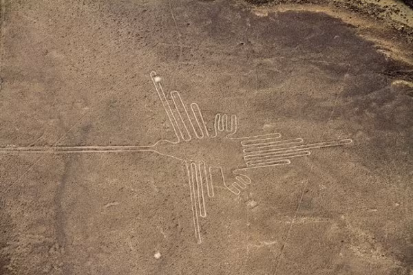 Những hình vẽ bí ẩn trên cao nguyên Nazca có niên đại từ năm 500 trước công nguyên đến năm 500 sau công nguyên. Những đường vẽ này có thể nhìn thấy rõ nhất từ máy bay hoặc từ các chân đồi xung quanh. Các nhà khảo cổ học cho rằng chúng có chức năng về thiên văn học.