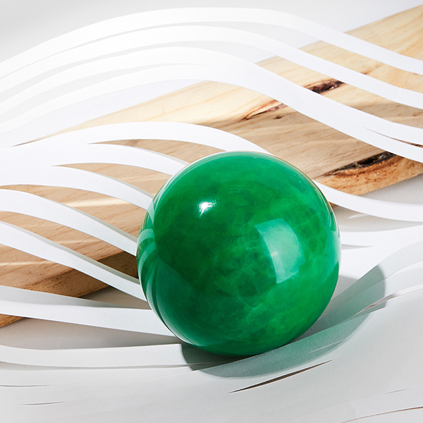 Đến khi ấy ông mới mở ra xem bên trong chiếc hộp chứa gi. Tuy nhiên, điều kỳ lạ là bên trong chứa đầy sáp. Do đó, ông phải từ từ dùng dao loại bỏ phần sáp để xem bên trong có gì.