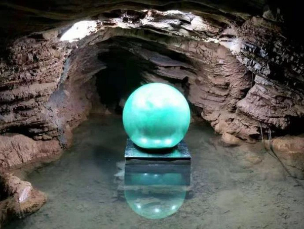 Hiện ra trước mắt ông là một "báu vật" - quả bóng nhỏ bằng hạt thủy tinh. Tuy không biết là gì nhưng ông cũng không nghĩ đây là một báu vật cho đến một ngày ông nhìn thấy bề mặt quả cầu nhỏ có những tinh thể lấp lánh li ti.