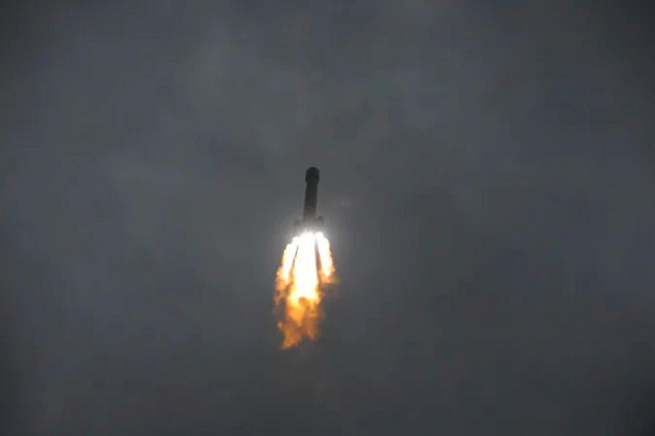 Sự nhầm lẫn này đang được làm rõ, vì sứ mệnh Chang'e 5-T1 của Trung Quốc (được thực hiện vào năm 2014) mới là trường hợp với các mảnh vỡ được dự đoán là sẽ va vào Mặt Trăng, trong khi sứ mệnh Chang'e 5 (thực hiện vào năm 2020) với nhiệm vụ thu thập các mẫu vật từ Mặt Trăng, đã quay trở lại Trái Đất an toàn sau khoảng 1 tuần được phóng đi.