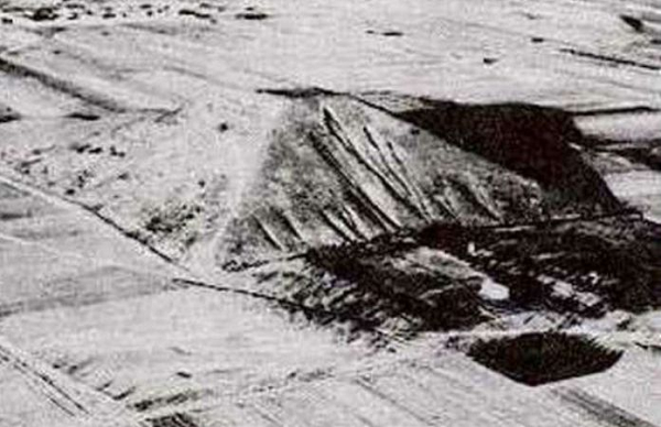 Kim tự tháp vĩ đại bí ẩn của Trung Quốc nằm cách hơn 60km về phía tây nam của Tây An, lớn nhất trong số 16 kim tự tháp nằm trong khu vực cấm. Những hạn chế này khiến người phương Tây vô cùng khó khăn khi ghé thăm kim tự tháp và chụp ảnh nó.