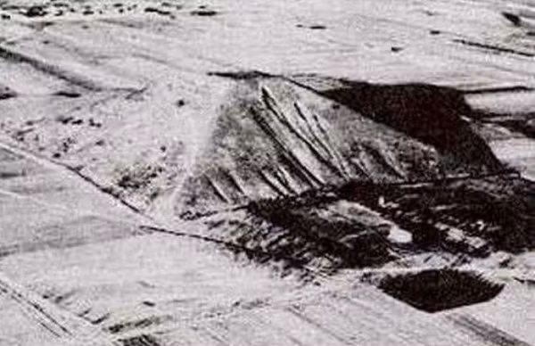 Kim tự tháp vĩ đại bí ẩn của Trung Quốc nằm cách hơn 60km về phía tây nam của Tây An, lớn nhất trong số 16 kim tự tháp nằm trong khu vực cấm. Những hạn chế này khiến người phương Tây vô cùng khó khăn khi ghé thăm kim tự tháp và chụp ảnh nó.