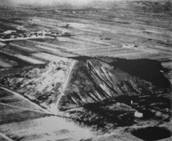 Không biết chính xác Kim tự tháp vĩ đại này của Trung Quốc được xây dựng vào khi nào. Theo một số nhà khảo cổ học Trung Quốc, kim tự tháp được xây dựng vào thời nhà Hạ từ năm 2205 đến 1767 trước Công nguyên. Kim tự tháp này có chiều cao khoảng 300m khiến nó trở thành kim tự tháp cao nhất thế giới (Kim tự tháp vĩ đại của Ai Cập có chiều cao gần 140m).