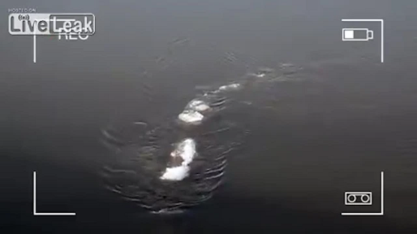 Hồ Kanas, nằm trong thung lũng của tỉnh Altay, Trung Quốc đã ghi nhận sự xuất hiện của một sinh vật bí ẩn chưa được biết đến bên dưới mặt nước của nó. Các suy đoán cho rằng những sinh vật khổng lồ bơi trong hồ đã gây ra những đợt sóng không giải thích được.