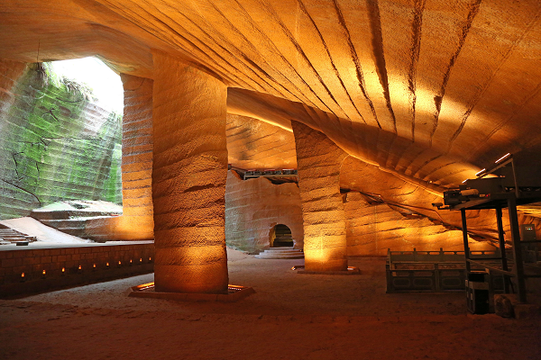 Hang động bí ẩn Longyou, một quần thể gồm 24 hang động nhân tạo, được xây dựng ở đồi Fenghuang ở một ngôi làng ở tỉnh Chiết Giang, Trung Quốc. Tất cả chúng đều được kết nối với nhau bởi một hệ thống cấp và thoát nước đặc biệt.