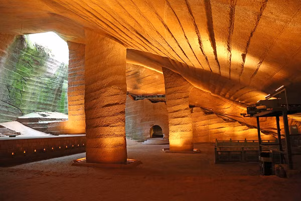 Hang động bí ẩn Longyou, một quần thể gồm 24 hang động nhân tạo, được xây dựng ở đồi Fenghuang ở một ngôi làng ở tỉnh Chiết Giang, Trung Quốc. Tất cả chúng đều được kết nối với nhau bởi một hệ thống cấp và thoát nước đặc biệt.