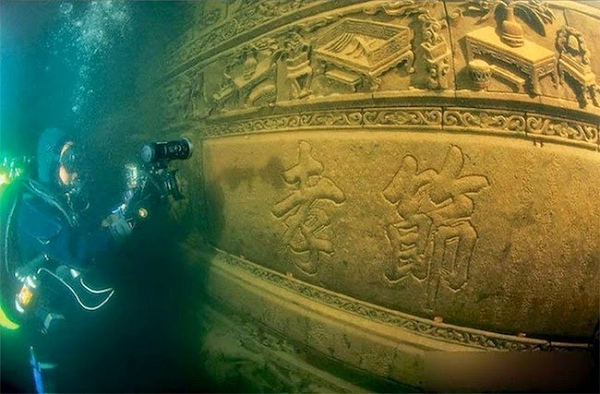 Nhiều bí ẩn còn chưa được khám phá nằm rải rác dưới đáy hồ Phủ Tiên, trải dài qua huyện Trừng Giang, Giang Xuyên và Hoa Ninh ở tỉnh Vân Nam, Trung Quốc. Một nhóm khảo cổ học Trung Quốc đã tiến hành khảo sát và sử dụng máy dò tiên tiến, phát hiện rất nhiều khối kỳ lạ nằm rải rác dưới đáy hồ tạo thành một bức tường cùng với các cột cờ khác nhau.