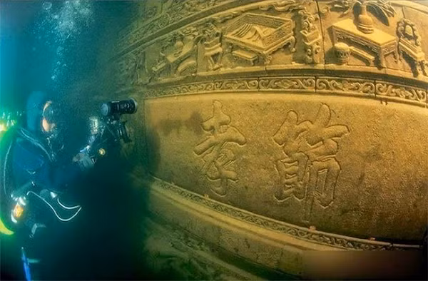 Nhiều bí ẩn còn chưa được khám phá nằm rải rác dưới đáy hồ Phủ Tiên, trải dài qua huyện Trừng Giang, Giang Xuyên và Hoa Ninh ở tỉnh Vân Nam, Trung Quốc. Một nhóm khảo cổ học Trung Quốc đã tiến hành khảo sát và sử dụng máy dò tiên tiến, phát hiện rất nhiều khối kỳ lạ nằm rải rác dưới đáy hồ tạo thành một bức tường cùng với các cột cờ khác nhau.