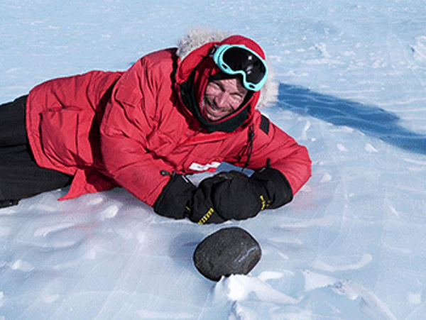 Thiên thạch đáp xuống Nam Cực có thể không nằm yên mà bị di chuyển theo sông băng, do đó công cụ AI của các nhà khoa học Hà Lan cũng dựa theo các yếu tố này để xác định nơi các thiên thạch bị sông băng gom lại.