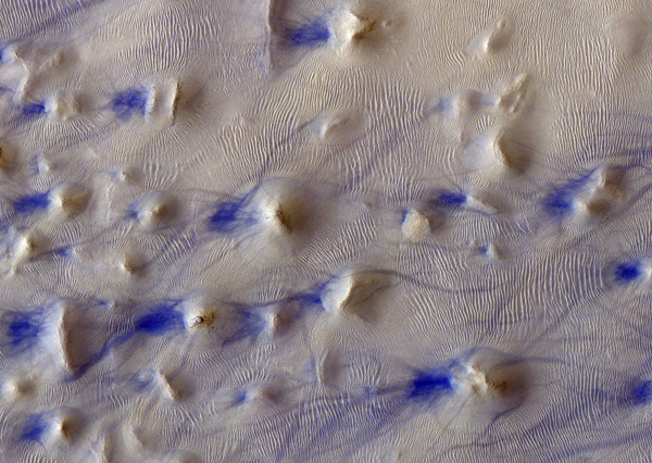 Exo Mars, tàu quỹ đạo của ESA (Cơ quan Vũ trụ châu Âu) và Roscosmos (Cơ quan Vũ trụ Tây Ban Nha) đã chụp được một hình ảnh kỳ lạ gần khu vực Hooke Crater ở cao nguyên phía Nam sao Hỏa.