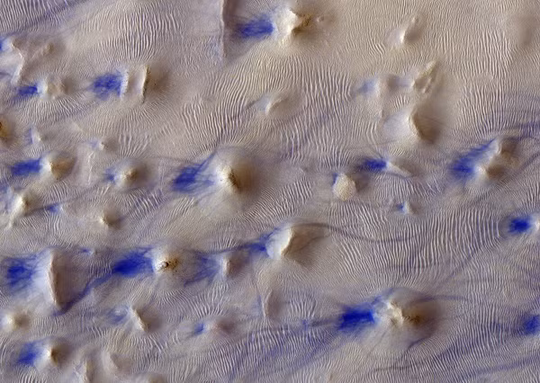 Exo Mars, tàu quỹ đạo của ESA (Cơ quan Vũ trụ châu Âu) và Roscosmos (Cơ quan Vũ trụ Tây Ban Nha) đã chụp được một hình ảnh kỳ lạ gần khu vực Hooke Crater ở cao nguyên phía Nam sao Hỏa.