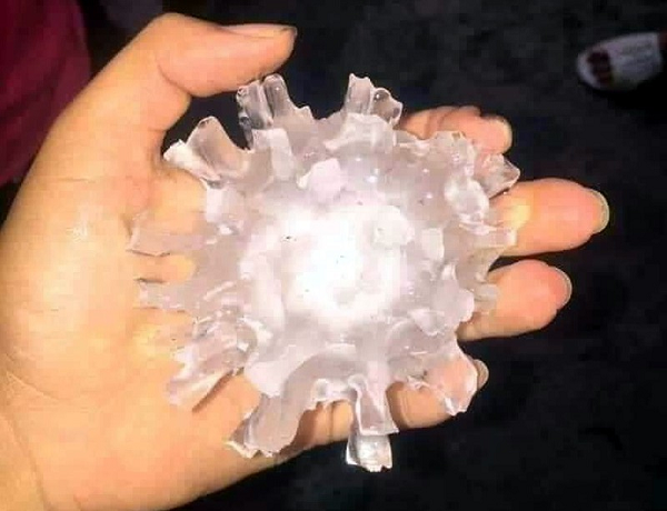 Vào tháng 6/2020, các khu vực Môn Đầu Câu, Xương Bình, Diên Khánh ở Bắc Kinh xảy ra một cơn mưa đá, kèm theo đó là tiếng sấm vang trời. Những viên đá này không chỉ to bằng quả trứng gà, hình dạng của nó còn lồi lõm có các gai nhọn, rất giống với hình dạng virus Corona.