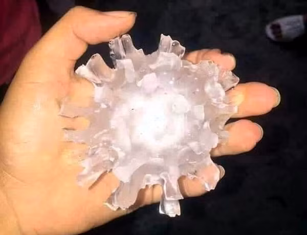 Vào tháng 6/2020, các khu vực Môn Đầu Câu, Xương Bình, Diên Khánh ở Bắc Kinh xảy ra một cơn mưa đá, kèm theo đó là tiếng sấm vang trời. Những viên đá này không chỉ to bằng quả trứng gà, hình dạng của nó còn lồi lõm có các gai nhọn, rất giống với hình dạng virus Corona.