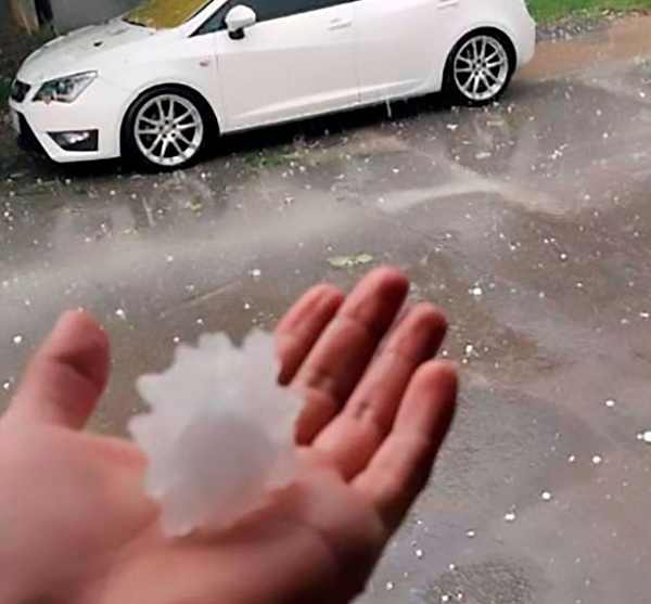 ...Do vậy khi mưa đá xuất hiện, đó là tập hợp của một khối băng đã bị nghiền nát, va đập vào nhau dữ dội và tạo ra những hình dáng như những ngôi sao trên”, ông Jose giải thích.