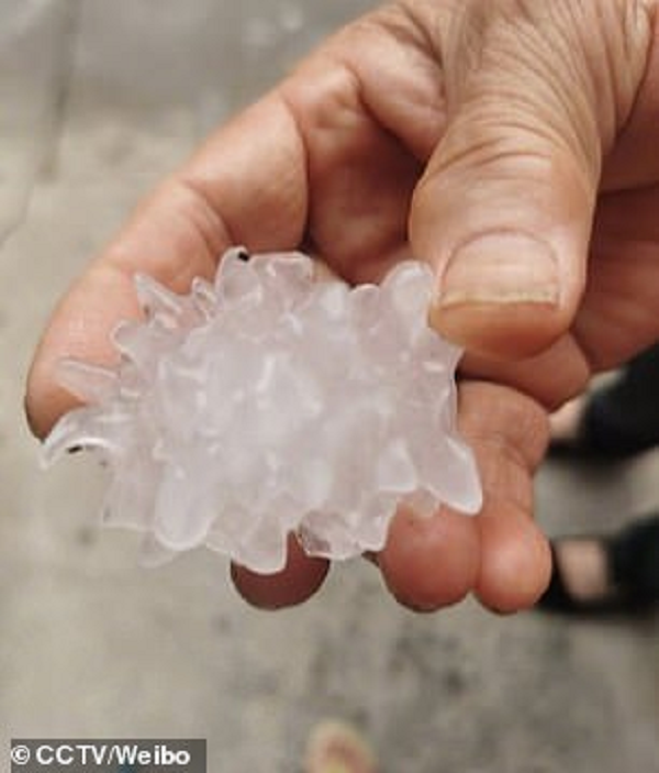 Dựa theo kích thước của các viên "nước đá", hiện tượng này được chia thành 2 loại: mưa đá nhỏ và mưa đá. Trong đó, mưa đá nhỏ bao gồm các hạt băng trong suốt hình cầu, hình nón rơi từ các đám mây với kích thước lớn hơn hoặc bằng 5mm.