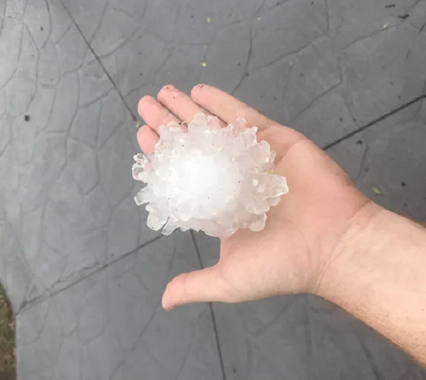 Nếu các hạt nước đá trong suốt, hoặc đục một phần hoặc toàn phần với đường kính 5 – 50mm rơi, trường hợp này được xếp vào loại mưa đá. Dạng thứ 2 của mưa đá sẽ có tính chất nguy hiểm hơn khi chúng rơi rời rạc hoặc kết thành màn.