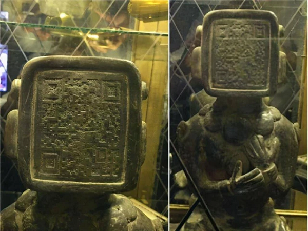 Hình ảnh kỳ lạ này đã thu hút sự chú ý của các khách du lịch. Một số người đã lấy điện thoại di động ra quét thử, tuy nhiên lại không nhận được kết quả gì.