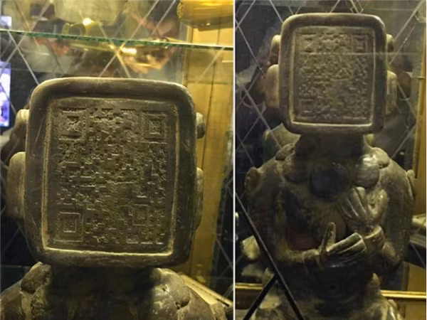 Hình ảnh kỳ lạ này đã thu hút sự chú ý của các khách du lịch. Một số người đã lấy điện thoại di động ra quét thử, tuy nhiên lại không nhận được kết quả gì.