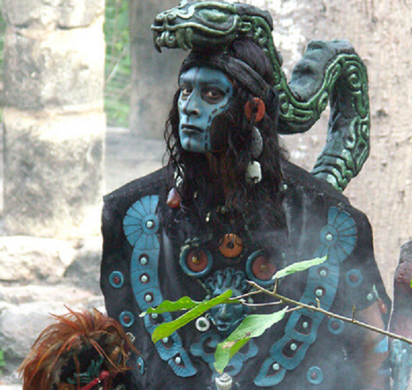 Phương pháp chữa bệnh của người Maya là sự kết hợp phức tạp giữa tư tưởng, cơ thể, tôn giáo, nghi thức và khoa học. Họ có nhiều phương pháp chữa bệnh tiến bộ, như khâu vết thương bằng tóc người, bó xương, lắp răng giả làm từ ngọc bích và hàn răng bằng pirit sắt.