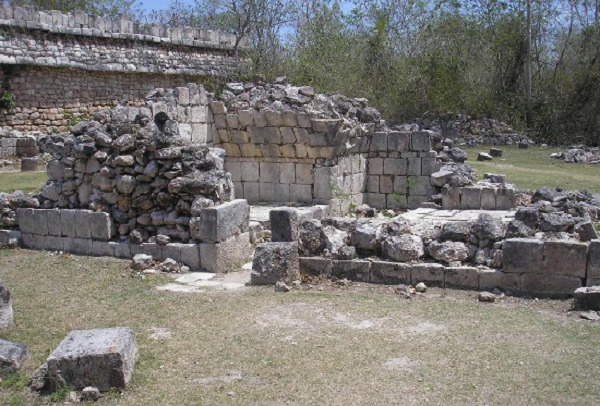 Một trong những nghi lễ rửa tội quan trọng đối với người Maya cổ là tắm hơi cho đổ mồ hôi. Gần giống như phương pháp tắm hơi ngày nay, phòng tắm hơi của người Maya được xây từ nhiều tảng đá, và trần nhà tắm chỉ có một lỗ nhỏ.