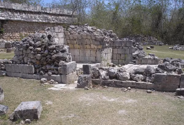 Một trong những nghi lễ rửa tội quan trọng đối với người Maya cổ là tắm hơi cho đổ mồ hôi. Gần giống như phương pháp tắm hơi ngày nay, phòng tắm hơi của người Maya được xây từ nhiều tảng đá, và trần nhà tắm chỉ có một lỗ nhỏ.